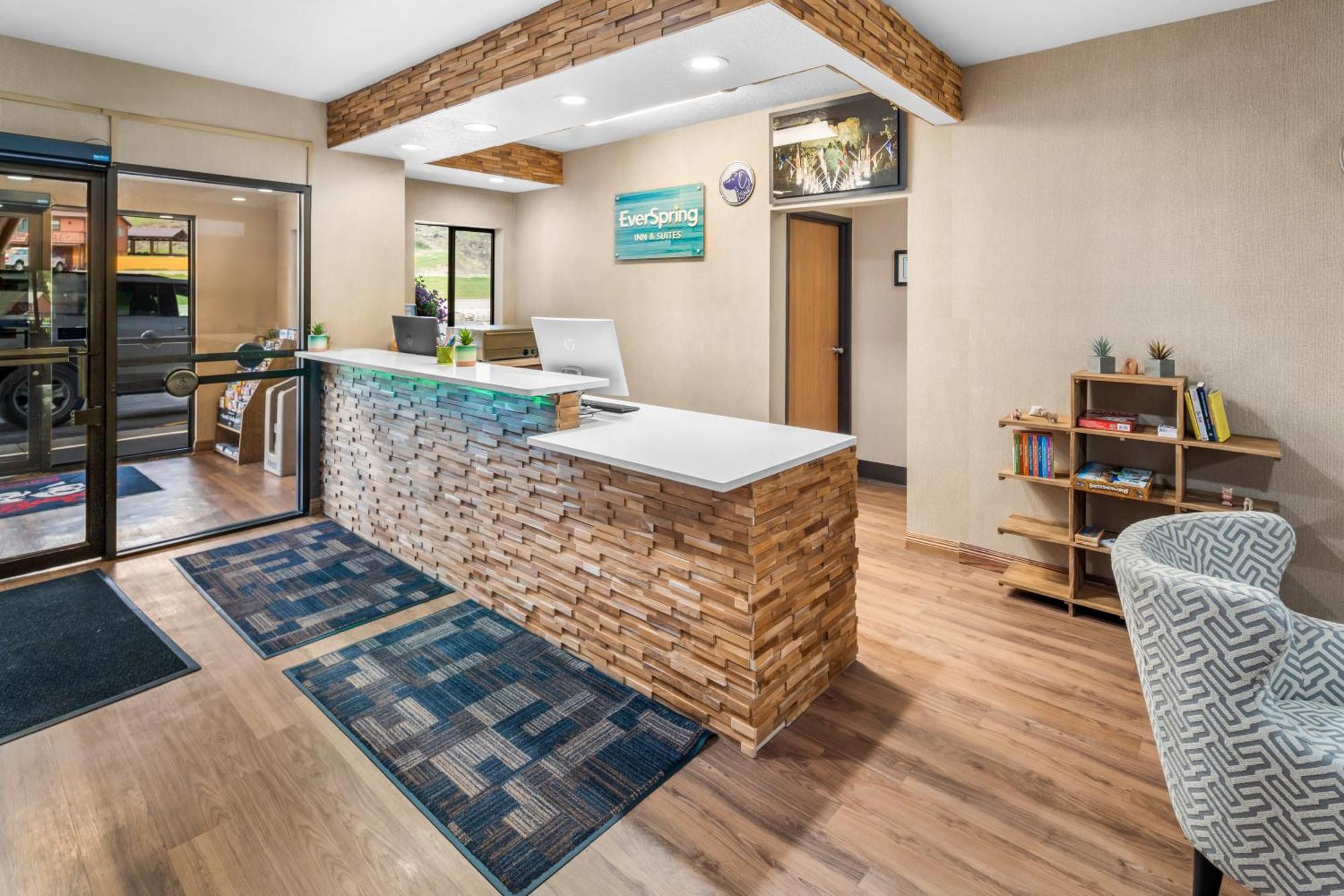 Everspring Inn & Suites Hill City Ngoại thất bức ảnh